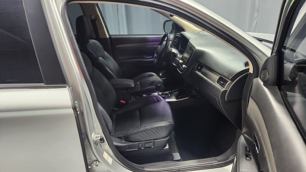 2020 Mitsubishi Outlander Image 37