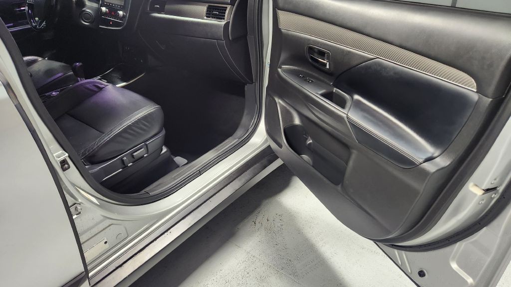 2020 Mitsubishi Outlander Image 38