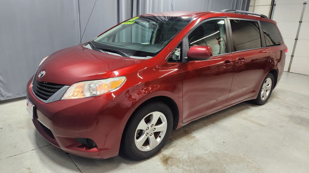 2013 Toyota Sienna Image 2