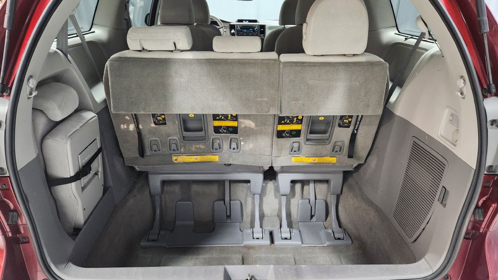 2013 Toyota Sienna Image 6