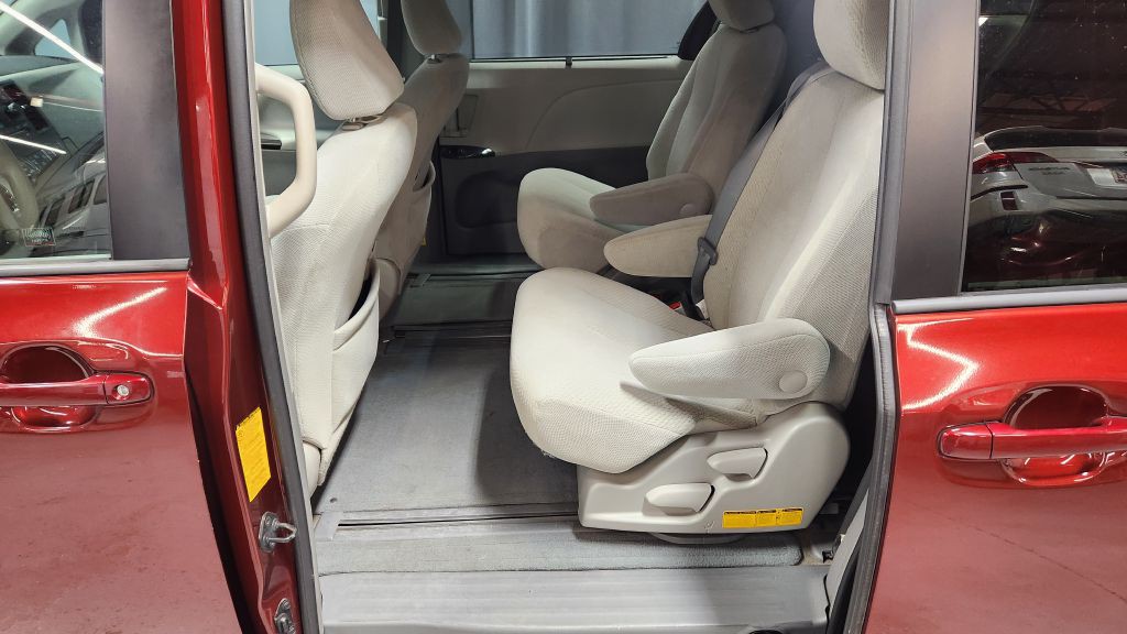 2013 Toyota Sienna Image 9