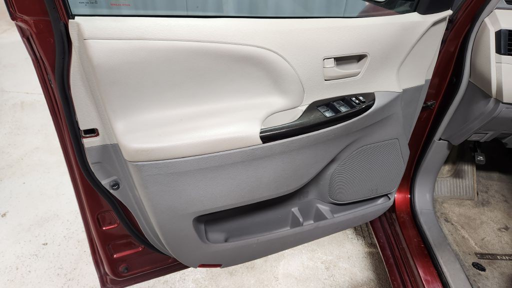 2013 Toyota Sienna Image 17
