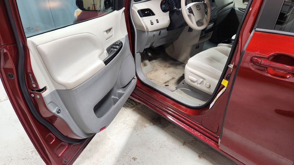 2013 Toyota Sienna Image 19