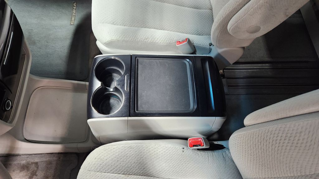 2013 Toyota Sienna Image 25