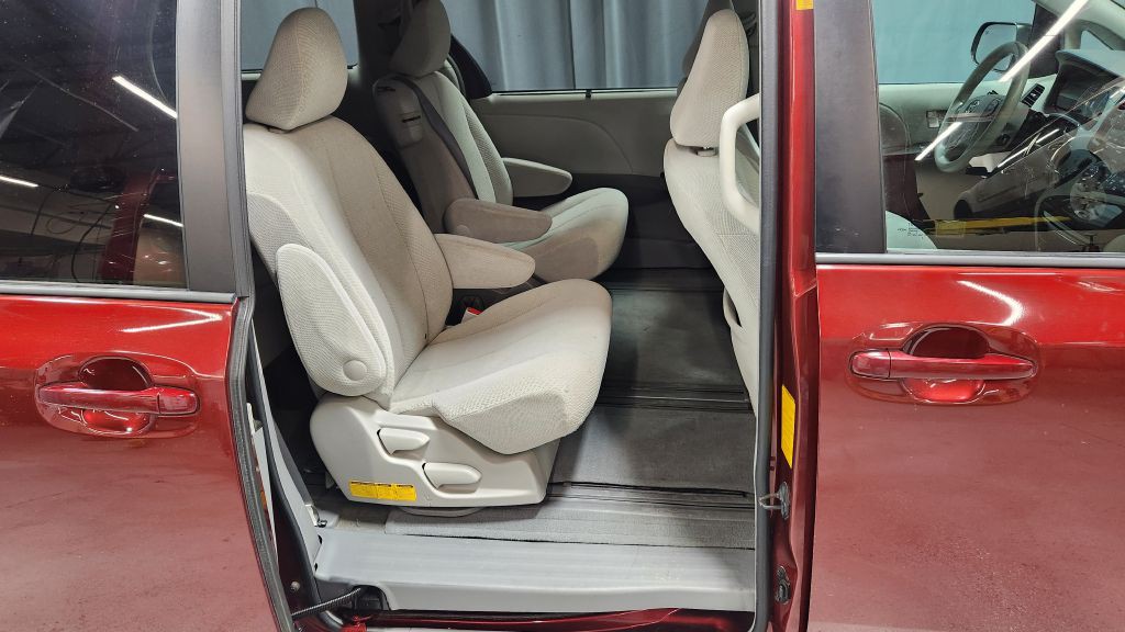 2013 Toyota Sienna Image 39