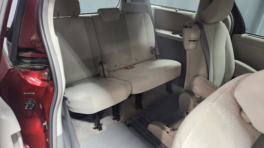 2013 Toyota Sienna Image 40