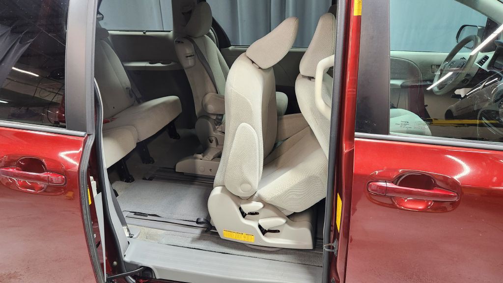 2013 Toyota Sienna Image 41