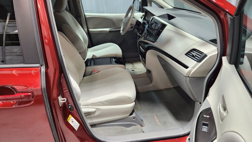 2013 Toyota Sienna Image 46