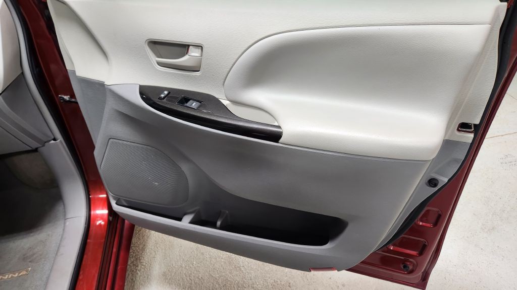 2013 Toyota Sienna Image 47