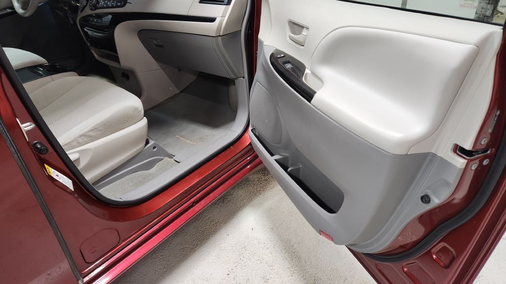 2013 Toyota Sienna Image 48
