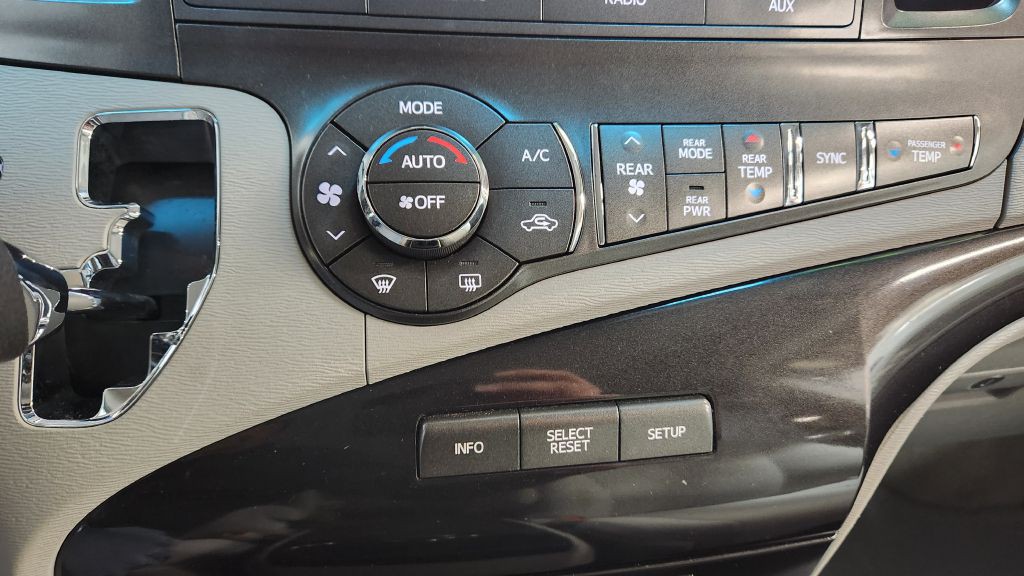 2013 Toyota Sienna Image 52