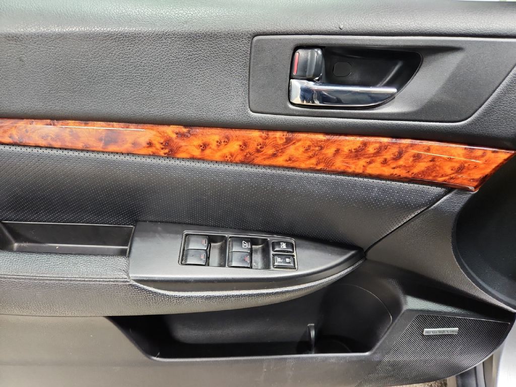 2011 Subaru Outback Image 17