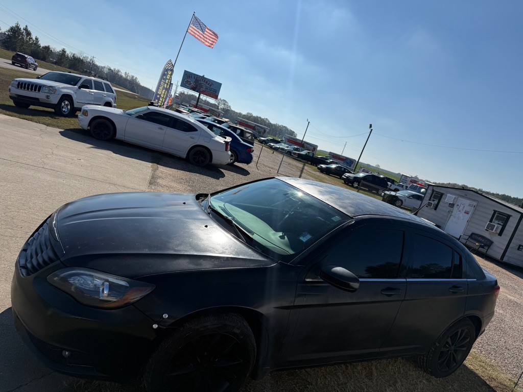 2014 Chrysler 200 Image 2