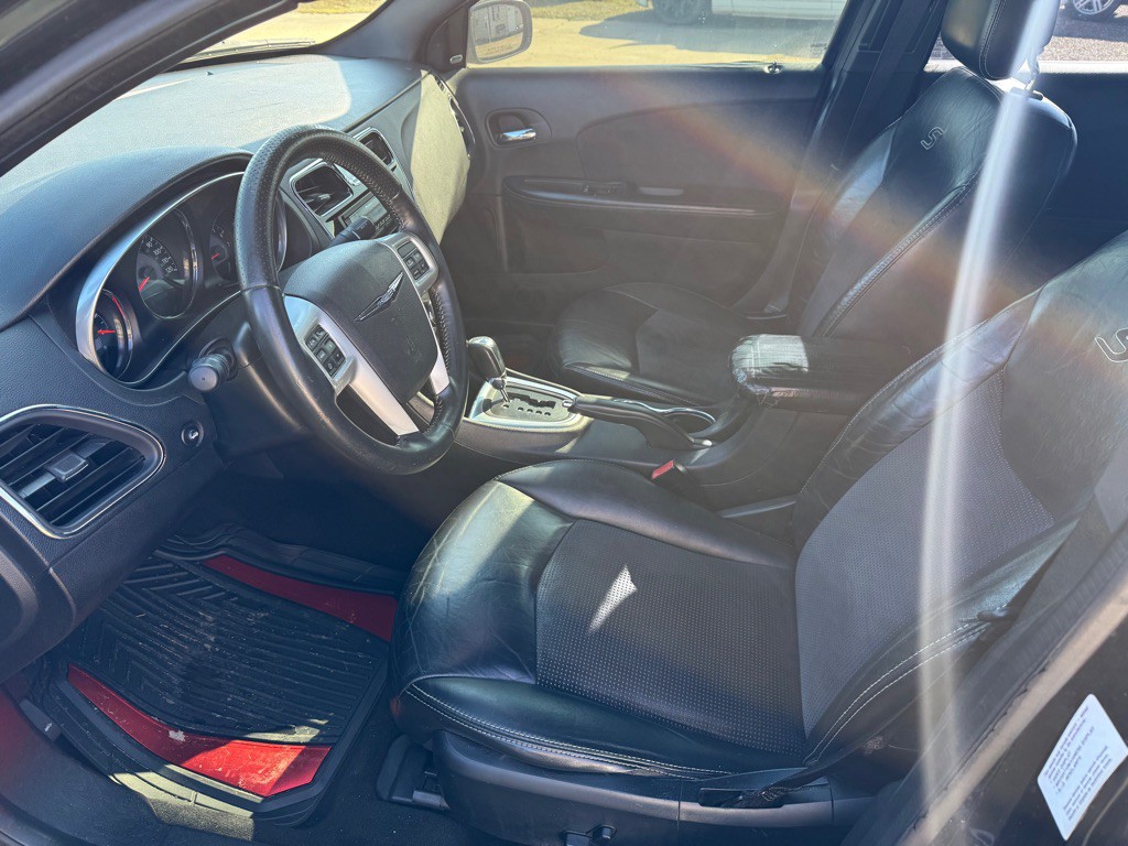 2014 Chrysler 200 Image 6