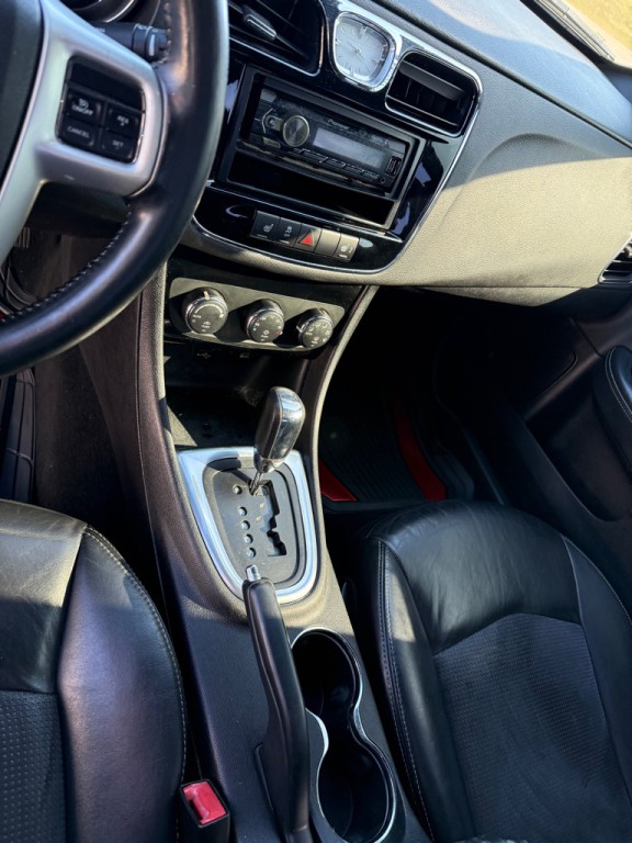 2014 Chrysler 200 Image 8