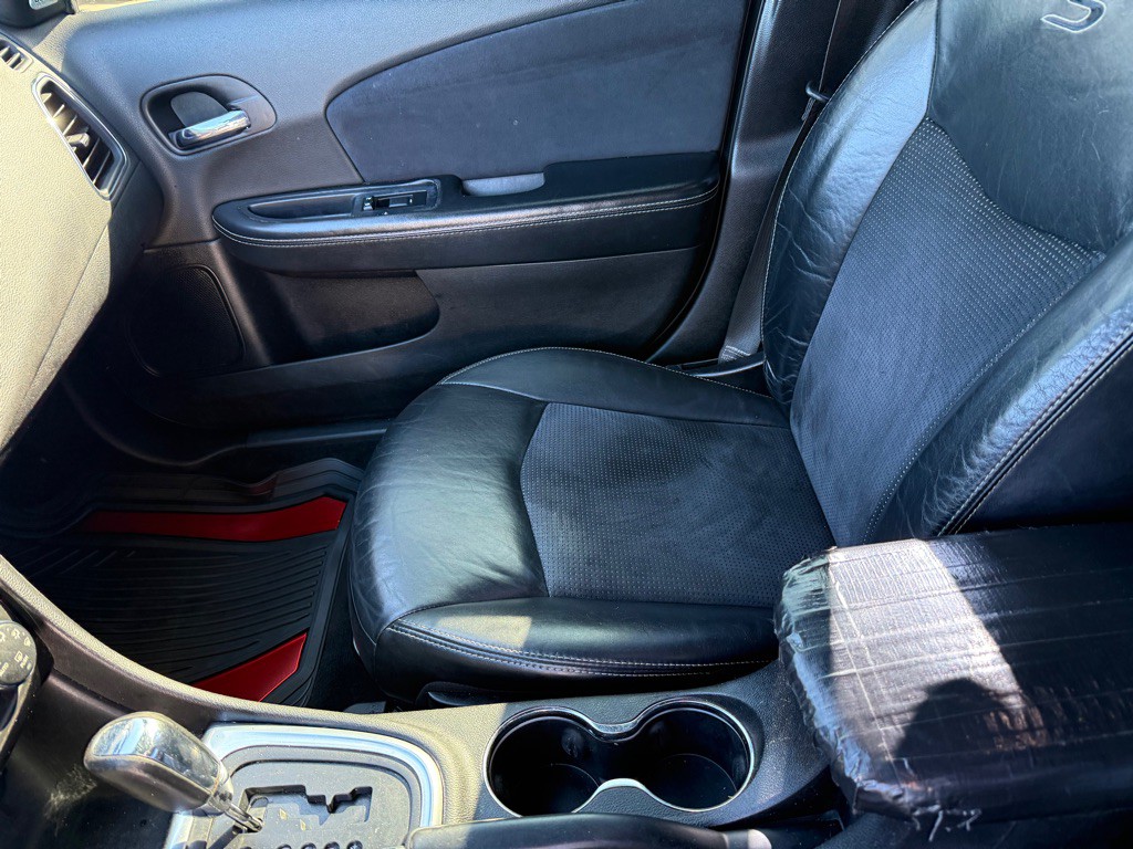 2014 Chrysler 200 Image 9