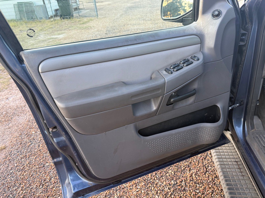 2004 Ford Explorer Image 6