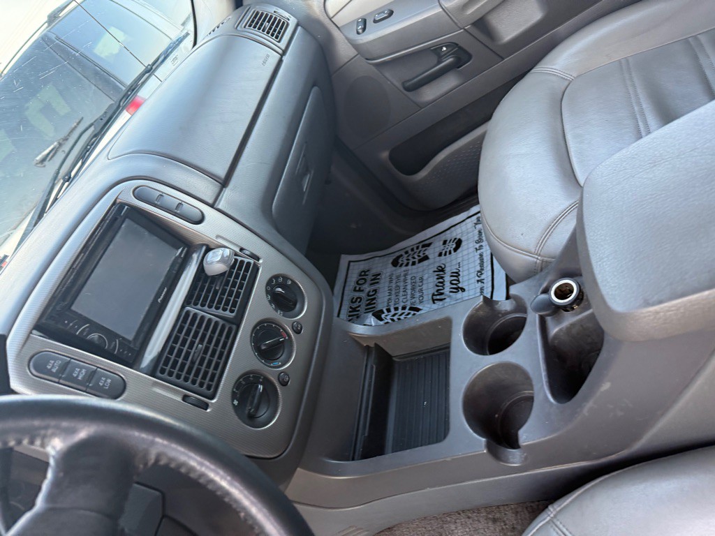 2004 Ford Explorer Image 9