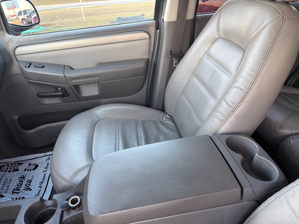 2004 Ford Explorer Image 10