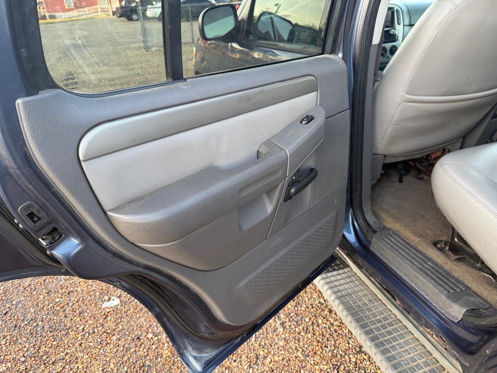 2004 Ford Explorer Image 11