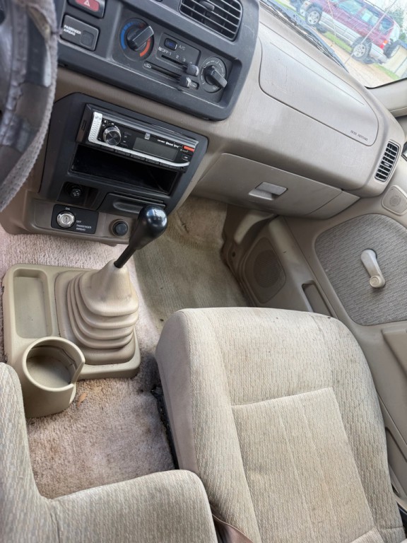 1999 Nissan Frontier Image 8