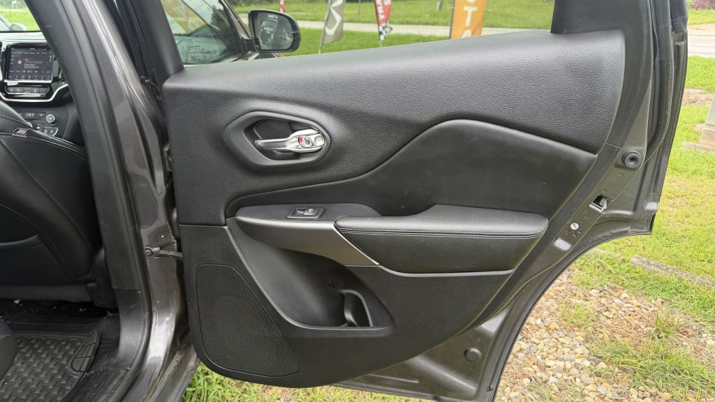 2019 Jeep Cherokee Image 12