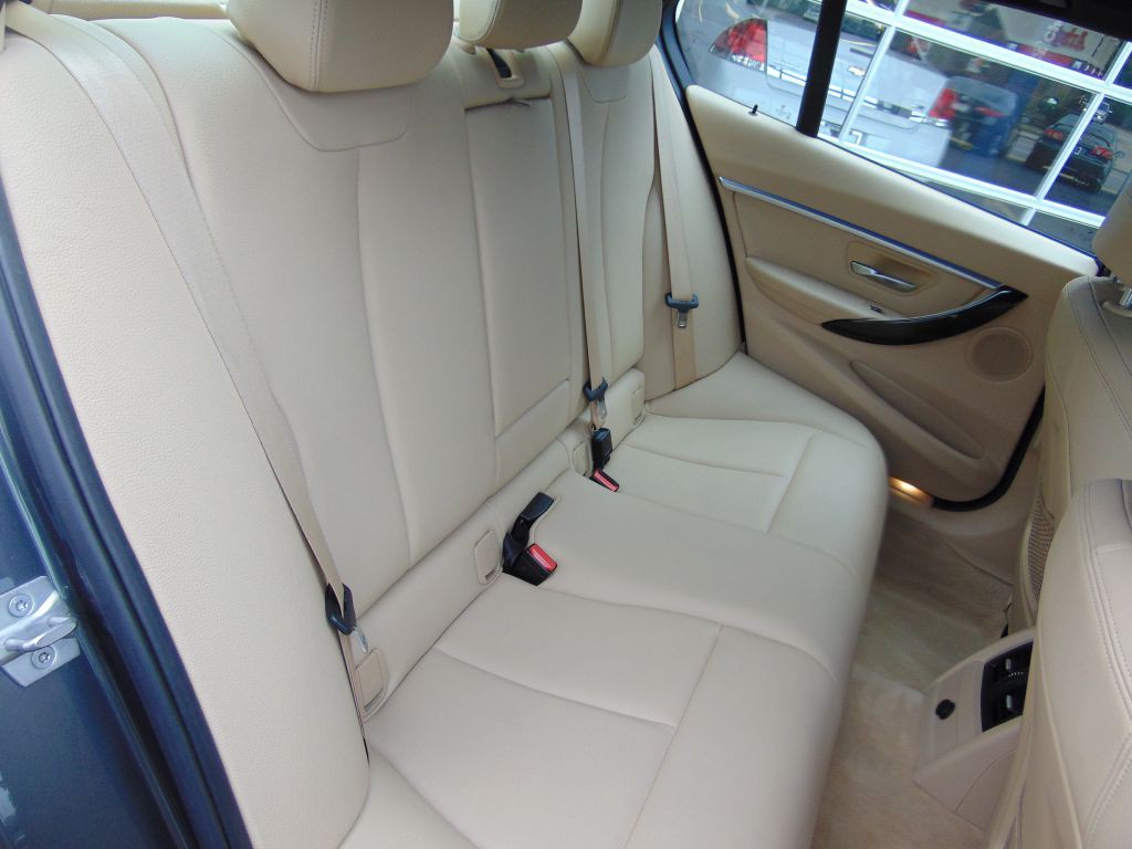 2016 BMW 3 Series Image 19