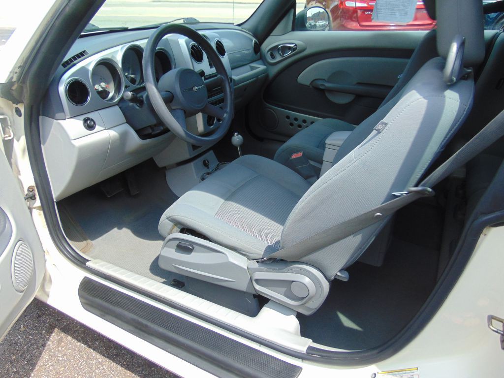 2007 Chrysler PT Cruiser Image 2