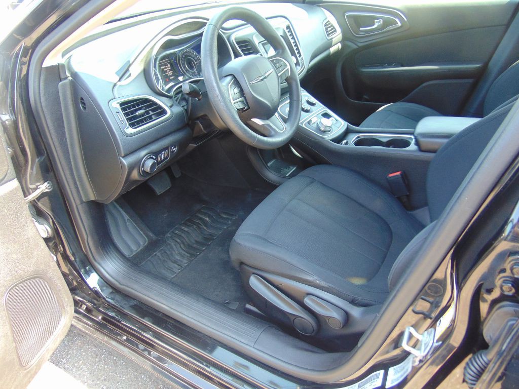 2016 Chrysler 200 Image 2