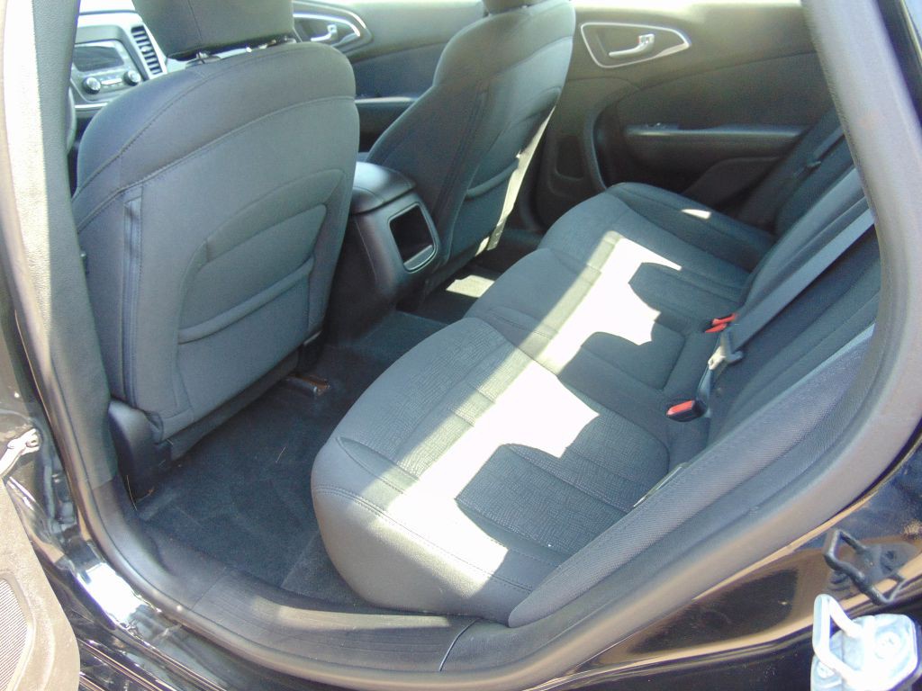2016 Chrysler 200 Image 3