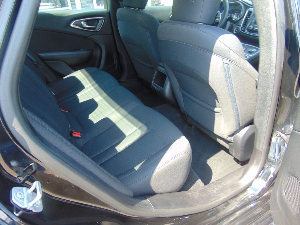 2016 Chrysler 200 Image 4