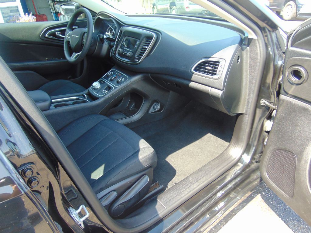 2016 Chrysler 200 Image 5