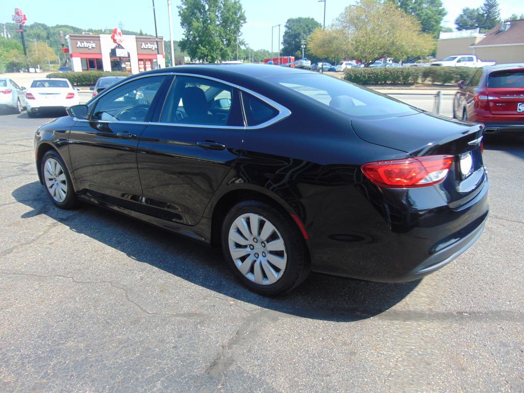 2016 Chrysler 200 Image 8