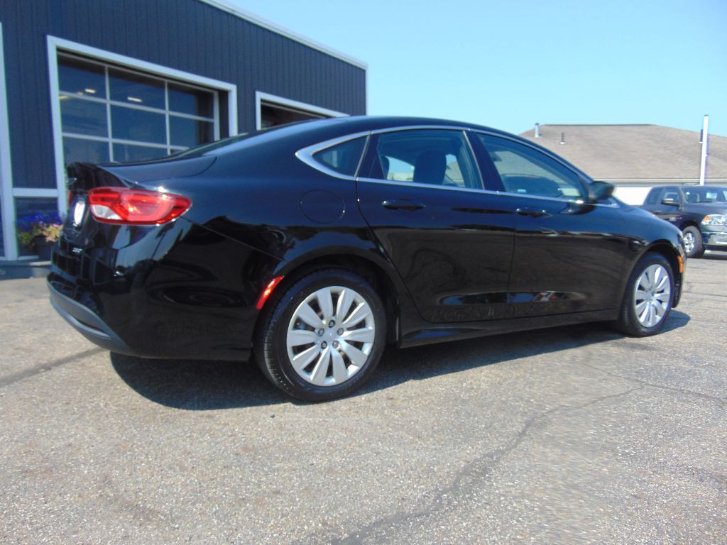 2016 Chrysler 200 Image 9