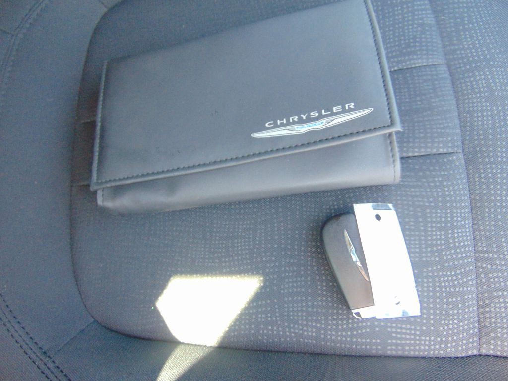 2016 Chrysler 200 Image 10