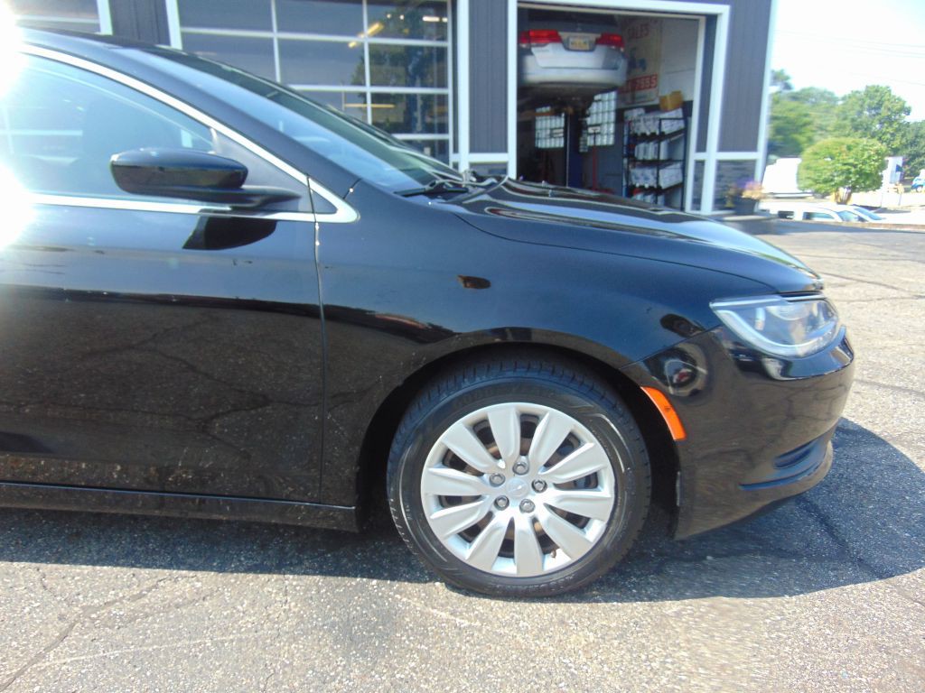 2016 Chrysler 200 Image 11