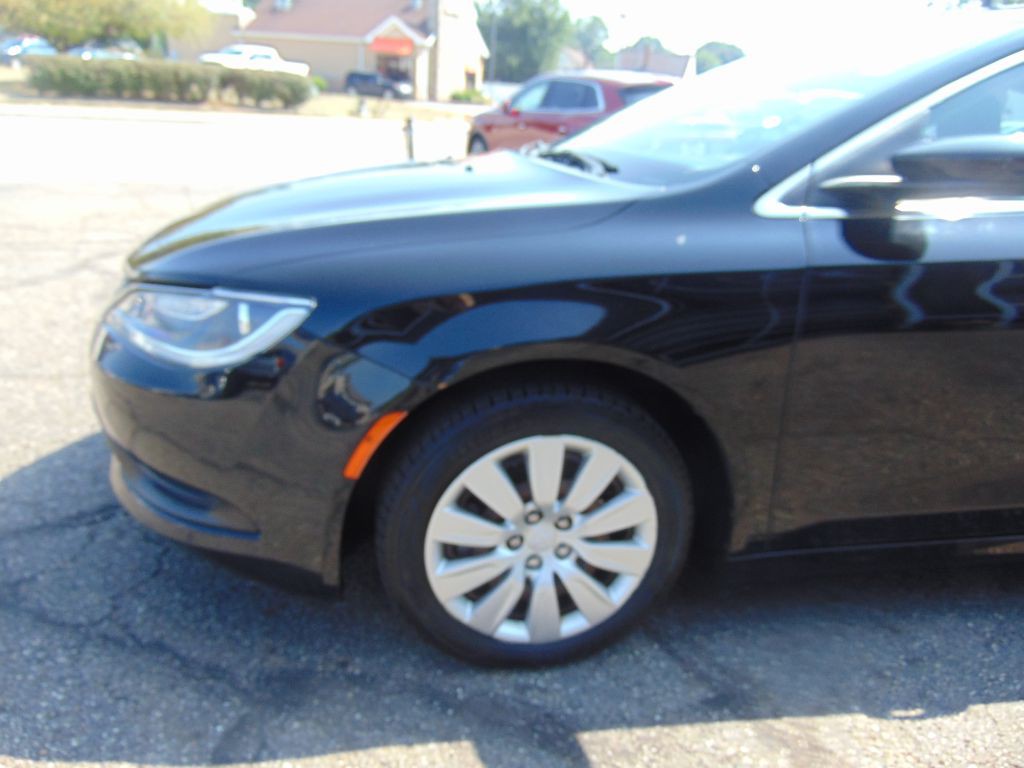 2016 Chrysler 200 Image 12