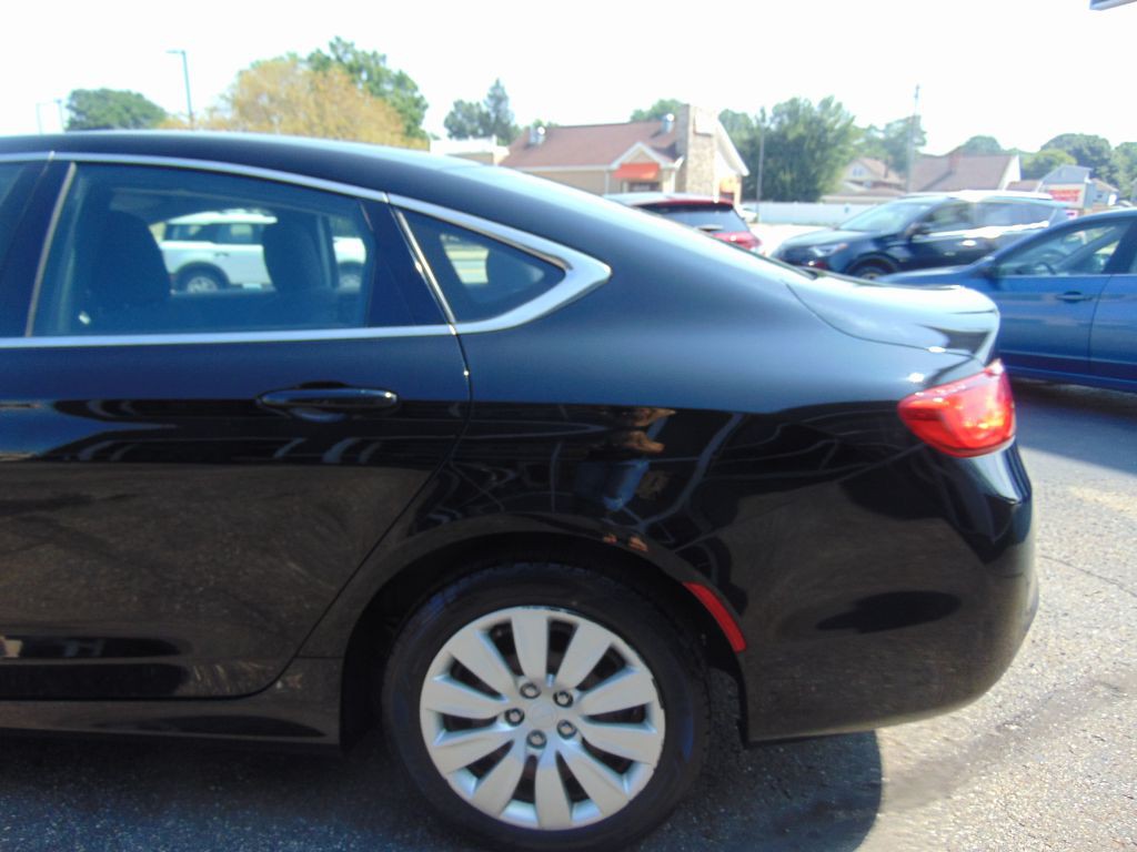 2016 Chrysler 200 Image 13