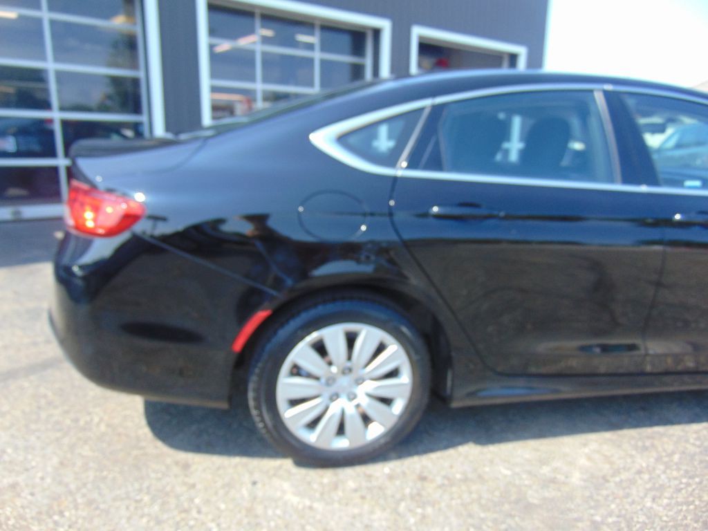 2016 Chrysler 200 Image 14