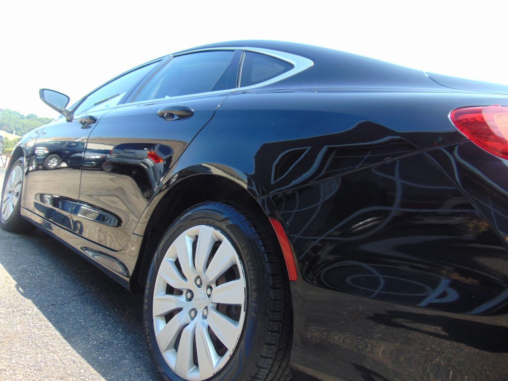2016 Chrysler 200 Image 16