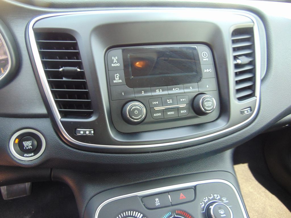 2016 Chrysler 200 Image 18