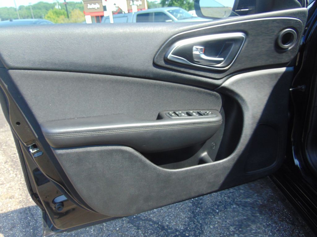 2016 Chrysler 200 Image 19