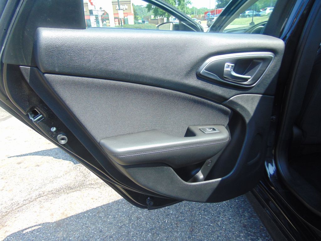 2016 Chrysler 200 Image 20