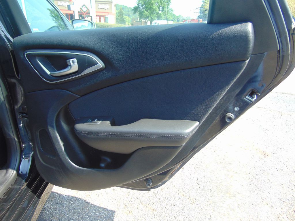 2016 Chrysler 200 Image 21