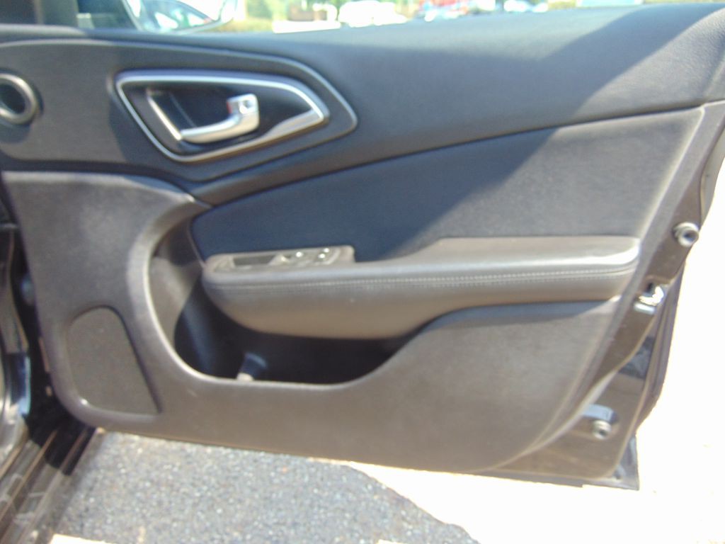 2016 Chrysler 200 Image 22