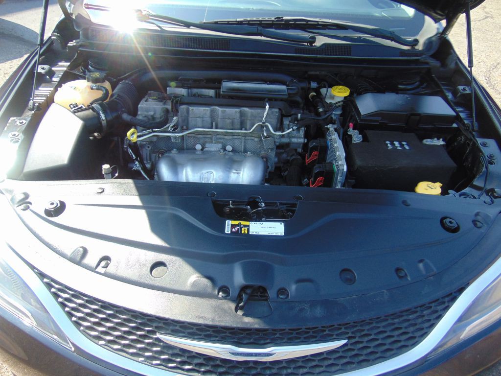 2016 Chrysler 200 Image 30