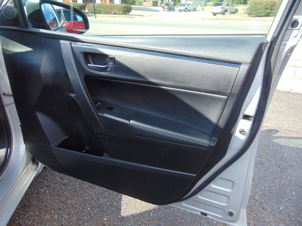 2017 Toyota Corolla Image 25