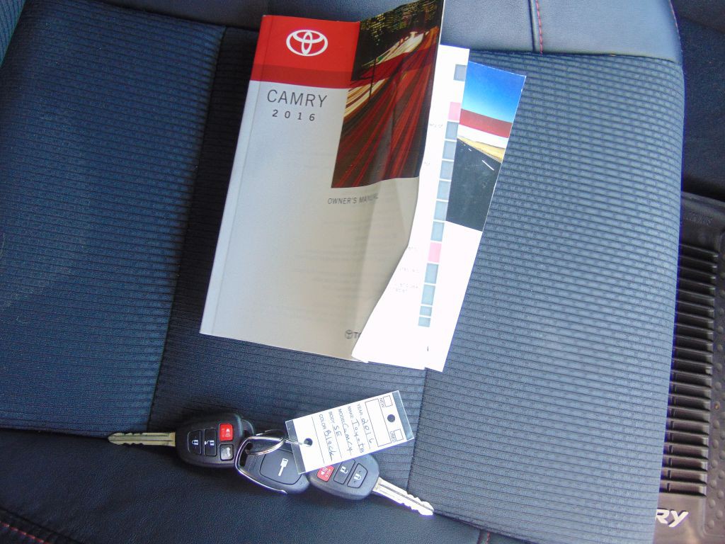 2016 Toyota Camry Image 10