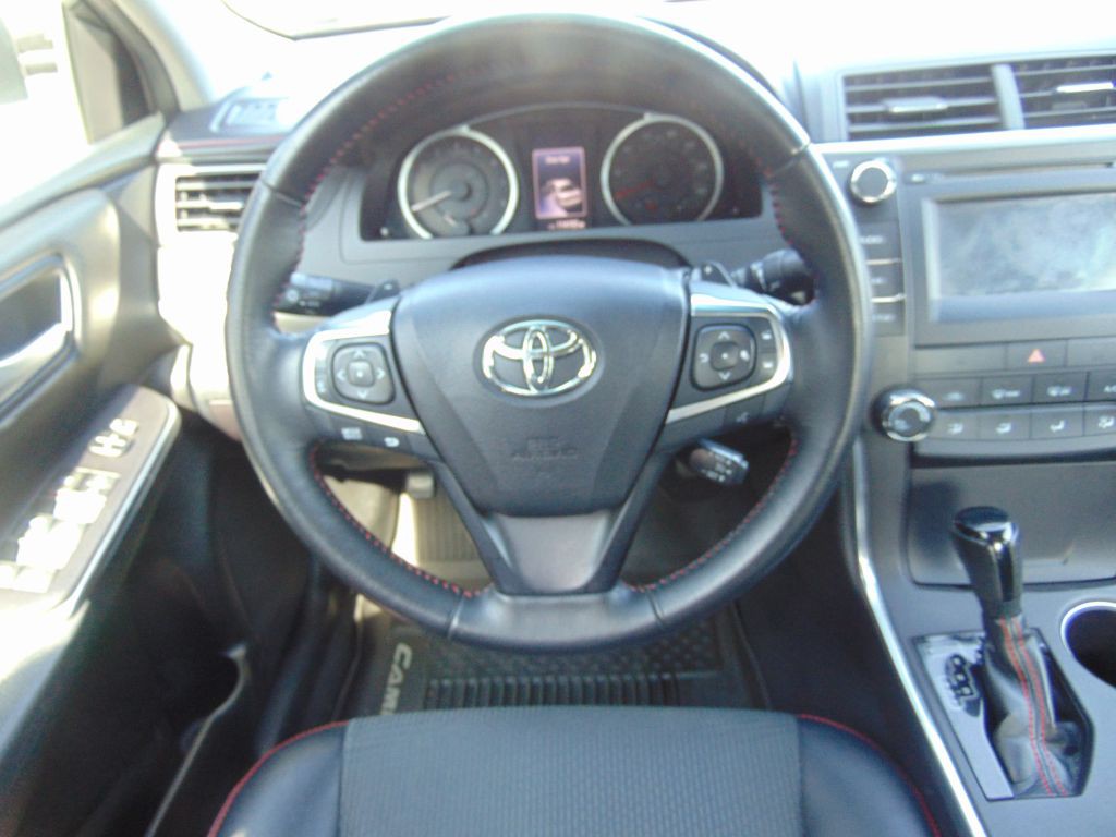 2016 Toyota Camry Image 18