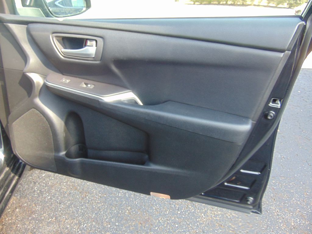 2016 Toyota Camry Image 26